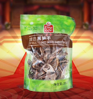 荟食(FINE LIFE)臻選黑(hēi)筍幹産自浙江杭州250g每袋，黑(hēi)筍(也稱剖筍)是以筍為(wèi)原料,通(tōng)過去殼、蒸煮、烘烤等工藝制(zhì)取。黑(hēi)筍雖不如明(míng)筍外觀好看,但(dàn)吃(chī)起來(lái)口味、營養一點也不比明(míng)筍差。它有(yǒu)股熏烤的香味。黑(hēi)筍幹選用優質鮮筍精制(zhì)而成。品質純正,風味獨特。具有(yǒu)健胃、消食、減肥、美容、抗衰老功能。 烏筍幹有(yǒu)三個(gè)品種，做(zuò)法稍有(yǒu)不同，但(dàn)都用木柴燒培而成。