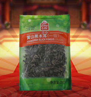 荟食(FINE LIFE)一級黃山(shān)黑(hēi)木耳産自安徽黃山(shān)250g每袋，精選新鮮食用木耳，從采摘、加工、包裝都經過嚴格的食用消毒檢驗，衛生(shēng)安全，放心食用。口感香脆富有(yǒu)彈性，食用價值高(gāo)，可(kě)用來(lái)配菜、涼拌、搭配煲湯、小(xiǎo)炒等，多(duō)種吃(chī)法，多(duō)種營養選擇。采用透明(míng)的塑料包裝，大(dà)氣美觀，新鮮清晰可(kě)見，方便消費者們的選購，質量保證，放心購買。