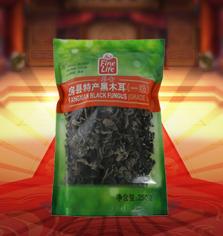 荟食(FINE LIFE)一級房(fáng)縣特産黑(hēi)木耳産自湖(hú)北房(fáng)縣250g每袋，精選新鮮食用木耳，從采摘、加工、包裝都經過嚴格的食用消毒檢驗，衛生(shēng)安全，放心食用。口感香脆富有(yǒu)彈性，食用價值高(gāo)，可(kě)用來(lái)配菜、涼拌、搭配煲湯、小(xiǎo)炒等，多(duō)種吃(chī)法，多(duō)種營養選擇。采用透明(míng)的塑料包裝，大(dà)氣美觀，新鮮清晰可(kě)見，方便消費者們的選購，質量保證，放心購買。