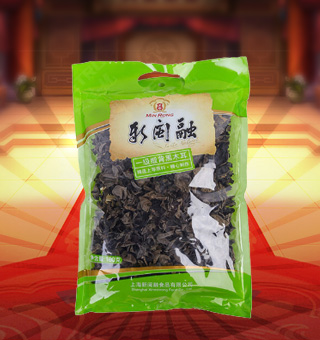 新閩融一級緞背黑(hēi)木耳産自河(hé)南駐馬店(diàn)180g每袋，精選優質片狀銀耳經過領先工藝烘幹而成，衛生(shēng)安全，色澤乳白色，半透明(míng)，柔軟有(yǒu)彈性。可(kě)直接與肉絲爆炒、與枸杞、紅棗煲湯，或作(zuò)為(wèi)佐料，葷素皆宜，食法多(duō)樣，是一道(dào)美味食材。采用透明(míng)的塑料包裝，大(dà)氣美觀，新鮮清晰可(kě)見，方便消費者們的選購，質量保證，放心購買。