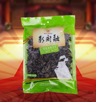 新閩融一級緞背黑(hēi)木耳産自河(hé)南駐馬店(diàn)180g每袋，精選優質片狀銀耳經過領先工藝烘幹而成，衛生(shēng)安全，色澤乳白色，半透明(míng)，柔軟有(yǒu)彈性。可(kě)直接與肉絲爆炒、與枸杞、紅棗煲湯，或作(zuò)為(wèi)佐料，葷素皆宜，食法多(duō)樣，是一道(dào)美味食材。采用透明(míng)的塑料包裝，大(dà)氣美觀，新鮮清晰可(kě)見，方便消費者們的選購，質量保證，放心購買。