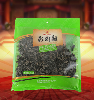 新閩融一級小(xiǎo)片緞背黑(hēi)木耳産自吉林省吉林市250g每袋，精選優質原材料，綠色種植，陽光充沛，人(rén)工采摘篩選，品質保證，不添加任何防腐劑與人(rén)工色素。安全衛生(shēng)，色澤鮮亮，口感細膩香醇，是家(jiā)庭、賓館、餐廳、席間(jiān)的上(shàng)等佐料，保留了豐富的營養成分。采取透明(míng)包裝，新鮮清晰可(kě)見，幹淨衛生(shēng)，方便存放冷藏，方便消費者們的選購，安全健康，放心購買。