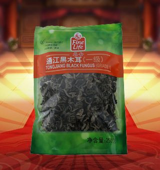 荟食(FINE LIFE)一級通(tōng)江黑(hēi)木耳産自四川通(tōng)江250g每袋，精選新鮮食用木耳，從采摘、加工、包裝都經過嚴格的食用消毒檢驗，衛生(shēng)安全，放心食用。口感香脆富有(yǒu)彈性，食用價值高(gāo)，可(kě)用來(lái)配菜、涼拌、搭配煲湯、小(xiǎo)炒等，多(duō)種吃(chī)法，多(duō)種營養選擇。采用透明(míng)的塑料包裝，大(dà)氣美觀，新鮮清晰可(kě)見，方便消費者們的選購，質量保證，放心購買。