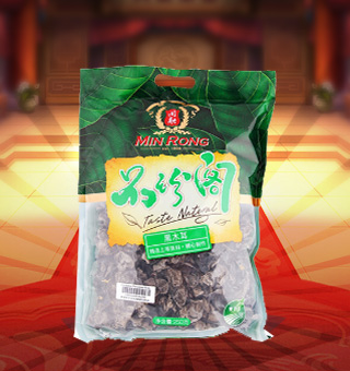 新閩融品珍閣黑(hēi)木耳産自浙江麗(lì)水(shuǐ)250g每袋，精選優質原材料，綠色種植，陽光充沛，人(rén)工采摘篩選，品質保證，不添加任何防腐劑與人(rén)工色素。安全衛生(shēng)，色澤鮮亮，口感細膩香醇，是家(jiā)庭、賓館、餐廳、席間(jiān)的上(shàng)等佐料，保留了豐富的營養成分。采取透明(míng)包裝，新鮮清晰可(kě)見，幹淨衛生(shēng)，方便存放冷藏，方便消費者們的選購，安全健康，放心購買。