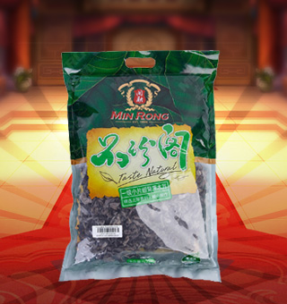 新閩融品珍閣一級小(xiǎo)片緞背黑(hēi)木耳産自浙江麗(lì)水(shuǐ)500g每袋，精選優質原材料，綠色種植，陽光充沛，人(rén)工采摘篩選，品質保證，不添加任何防腐劑與人(rén)工色素。安全衛生(shēng)，色澤鮮亮，口感細膩香醇，是家(jiā)庭、賓館、餐廳、席間(jiān)的上(shàng)等佐料，保留了豐富的營養成分。采取透明(míng)包裝，新鮮清晰可(kě)見，幹淨衛生(shēng)，方便存放冷藏，方便消費者們的選購，安全健康，放心購買。