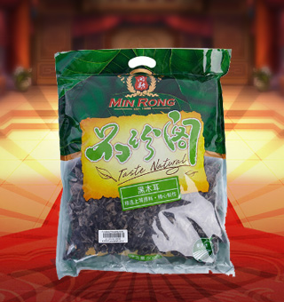 新閩融品珍閣黑(hēi)木耳産自浙江麗(lì)水(shuǐ)500g每袋，精選優質原材料，綠色種植，陽光充沛，人(rén)工采摘篩選，品質保證，不添加任何防腐劑與人(rén)工色素。安全衛生(shēng)，色澤鮮亮，口感細膩香醇，是家(jiā)庭、賓館、餐廳、席間(jiān)的上(shàng)等佐料，保留了豐富的營養成分。采取透明(míng)包裝，新鮮清晰可(kě)見，幹淨衛生(shēng)，方便存放冷藏，方便消費者們的選購，安全健康，放心購買。