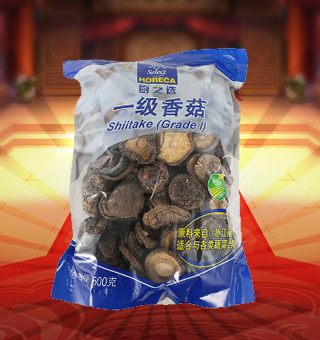 廚之選(HORECA SELECT)一級香菇産自浙江麗(lì)水(shuǐ)500g每袋，香菇又稱香蕈、冬菇，它味道(dào)鮮美，香氣沁人(rén)，素有(yǒu)“植物皇後”之譽，是家(jiā)庭、宴席之美味佳肴。将本品用清水(shuǐ)洗淨浸泡後，可(kě)直接與肉絲爆炒、排骨煲湯，或作(zuò)為(wèi)佐料，葷素皆宜。采用透明(míng)的袋式包裝，香菇色澤清晰可(kě)見，方便消費者們的選購，質量有(yǒu)保證，可(kě)放心購買。