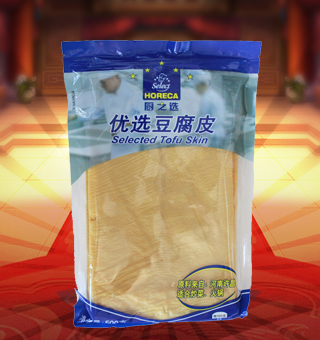 廚之選(HORECA SELECT)優選豆腐皮産自河(hé)南許昌500g每袋，豆腐皮是中國傳統豆制(zhì)品将新鮮大(dà)豆浸泡後，磨漿，濾去豆腐渣，這時(shí)的産品就是豆漿，然後煮豆漿，在其表面會(huì)凝固的一層高(gāo)蛋白質含量的薄膜（皮），這層皮就是腐皮。用工具挑起薄膜後挂起，最先挑起的一層皮以片狀鮮吃(chī)或曬幹，稱為(wèi)腐皮，口感最滑。